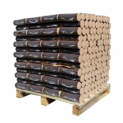Verdichtetes Holz - Palette mit 96 Packungen mit je 5 Holzscheiten